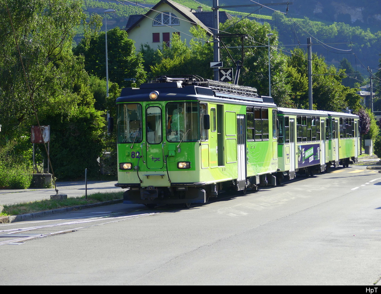 tpc - BDeh 4/4  82 mit Zug bei der einfahrt im Bahnhof Bex am 09.07.2023