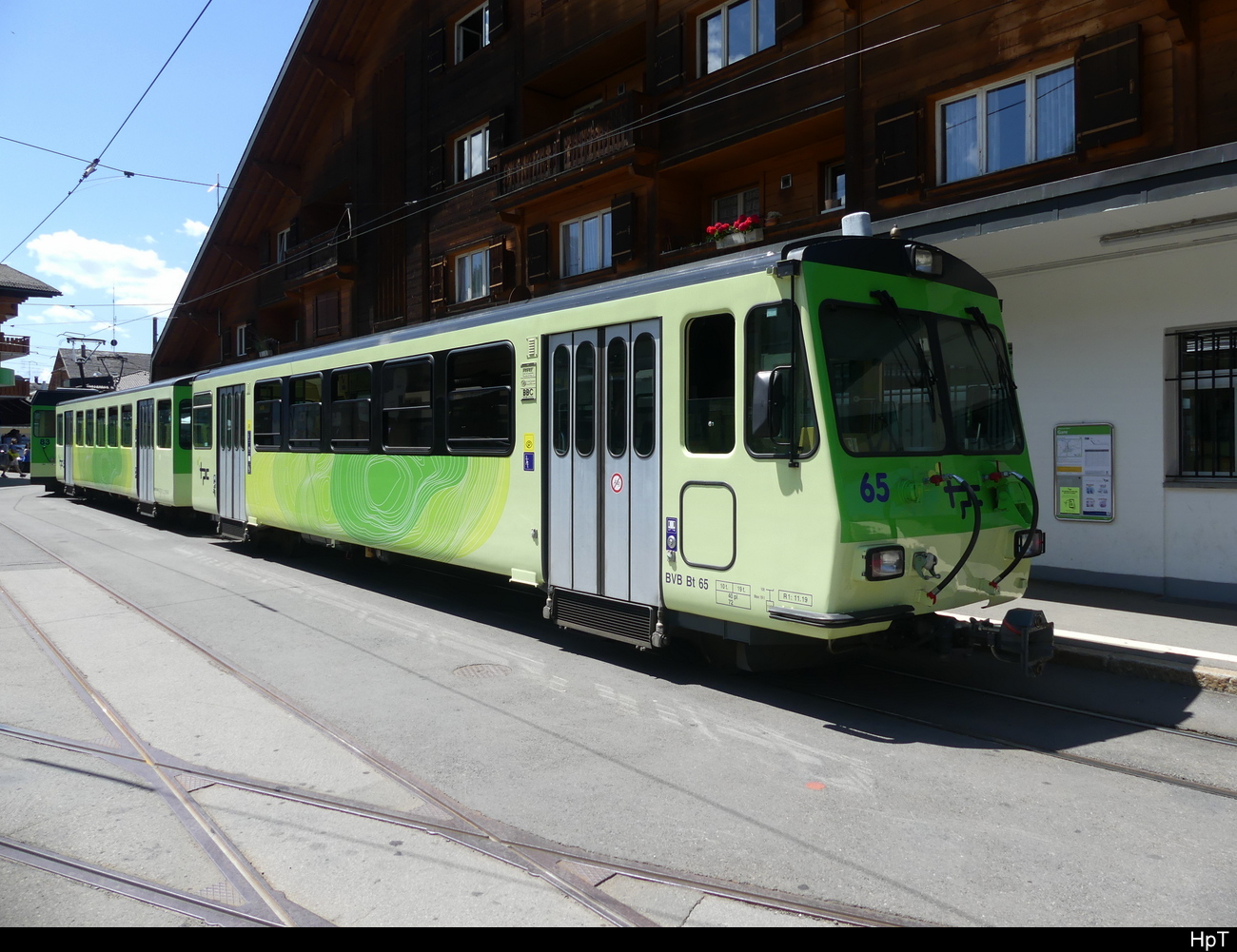 tpc - Regio nach Bex am Schluss der Steuerwagen Bt 65 im Bahnhof von Villars-sur-Ollon am 09.07.2023