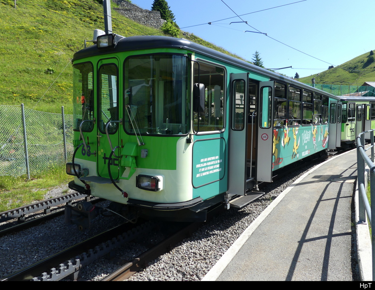 tpc - Regio nach Villars-sur-Ollon an der Spitze der Steuerwagen Bt 63 im Bahnhof von Col-de-Bretaye am 09.07.2023