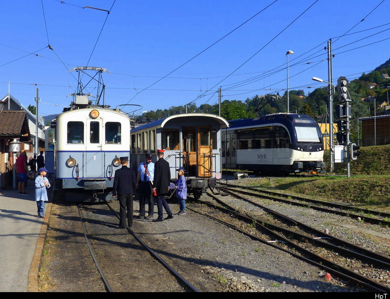 tpc/ASD / BC - Oldtimer Triebwagen BCFe 4/4 1 mit Beiwagen C 35 der (tpc ASD) zu Besuch bei der Touristikbahn Blonay-Chamby im Bahnhof von Blonay am 10.09.2023