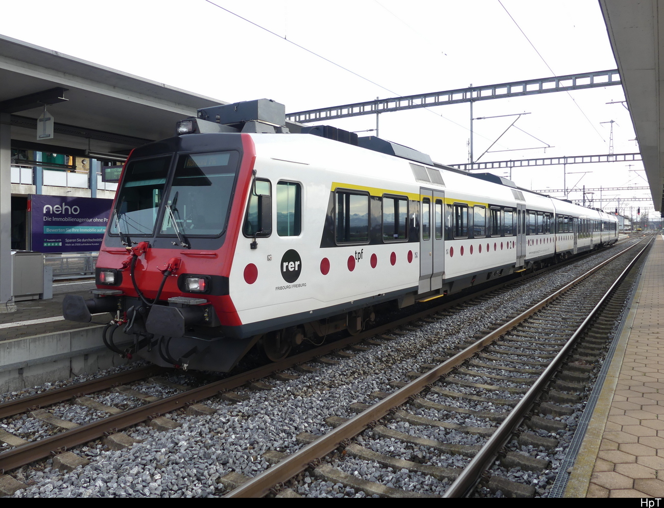 tpf / SBB - Regio von Ins nach Romont am Schluss der Steuerwagen ABt 50 85 39-43 899-6 am 14.01.2023