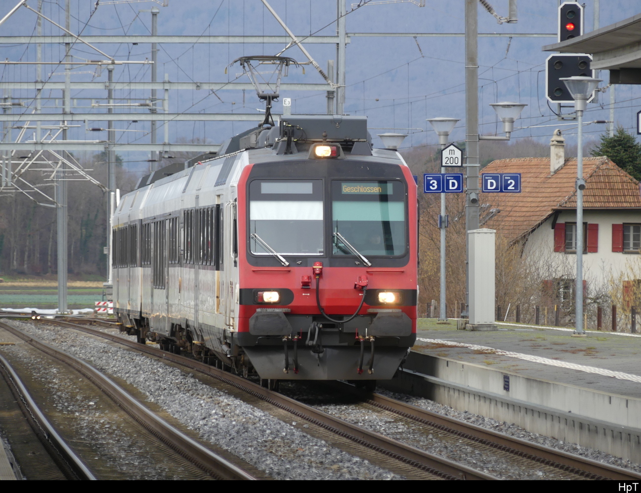 tpf / SBB - Regio von Ins nach Romont bei Rangierfahrt im Bhf. Ins an der Spitze der RBDe 560 247-9 am 14.01.2023