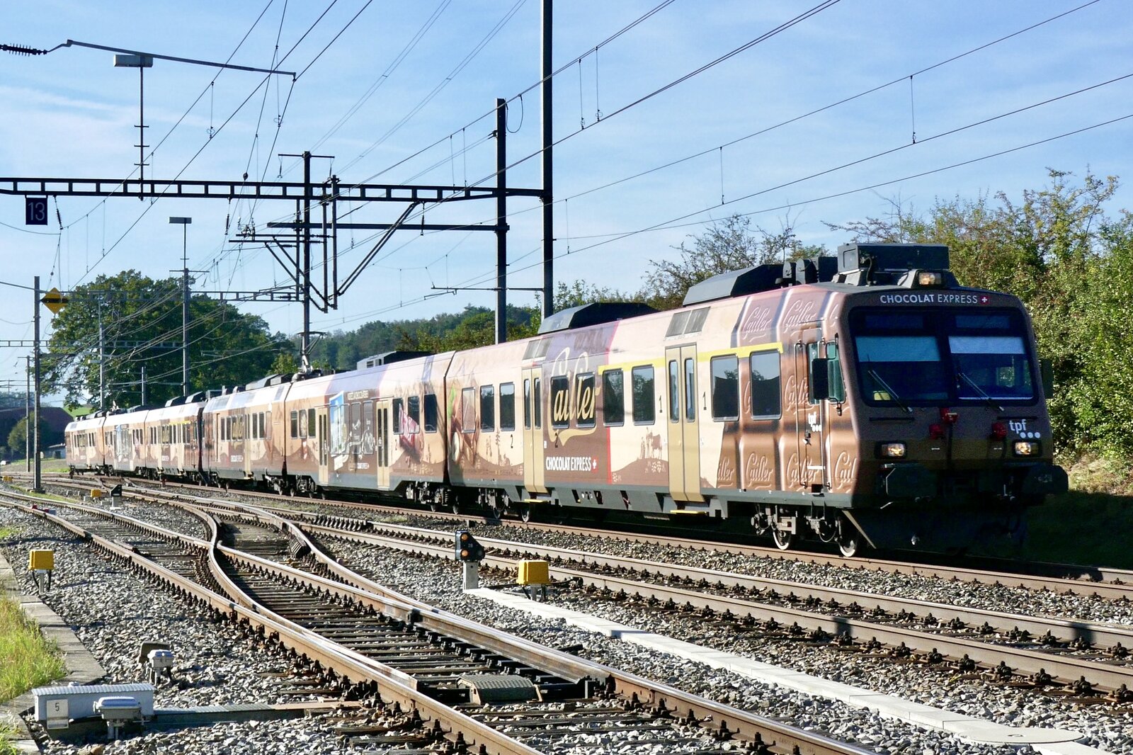 TPF  ChocolatExpress  mit dem führenden ABt 884-8 und dem RBDe 560 235 zusammen mit dem RBDe 560 245 am 4.9.23 kurz vor dem Bahnhof Schmitten.