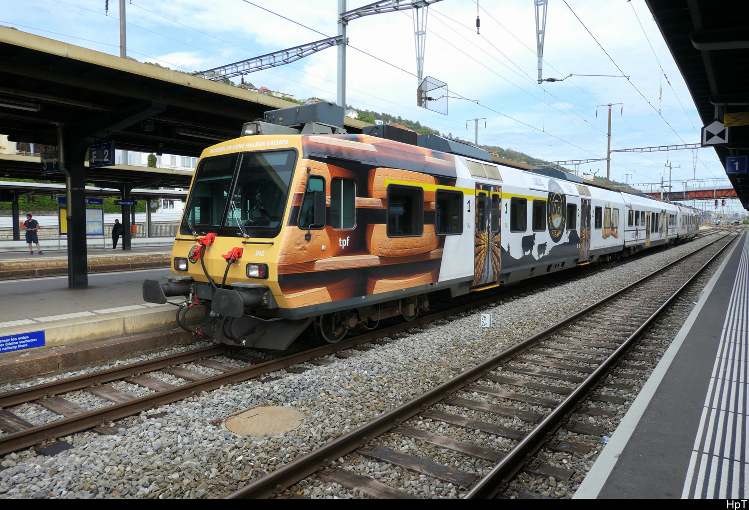 tpf - Ex SBB  ABt 50 85 39-43 812-9 mit Werbung f�r K�sefondue im Bahnhof Neuenburg am 04.10.2026
