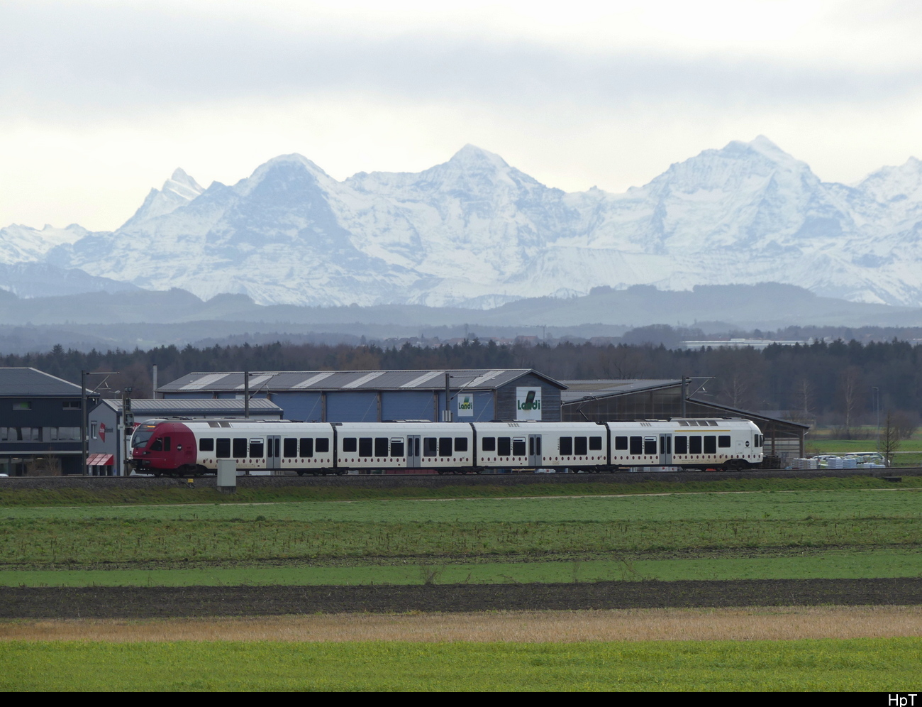 tpf - Triebzug RABe 527 195 vor den Berner Alpen bei Ins am 14.01.2023
