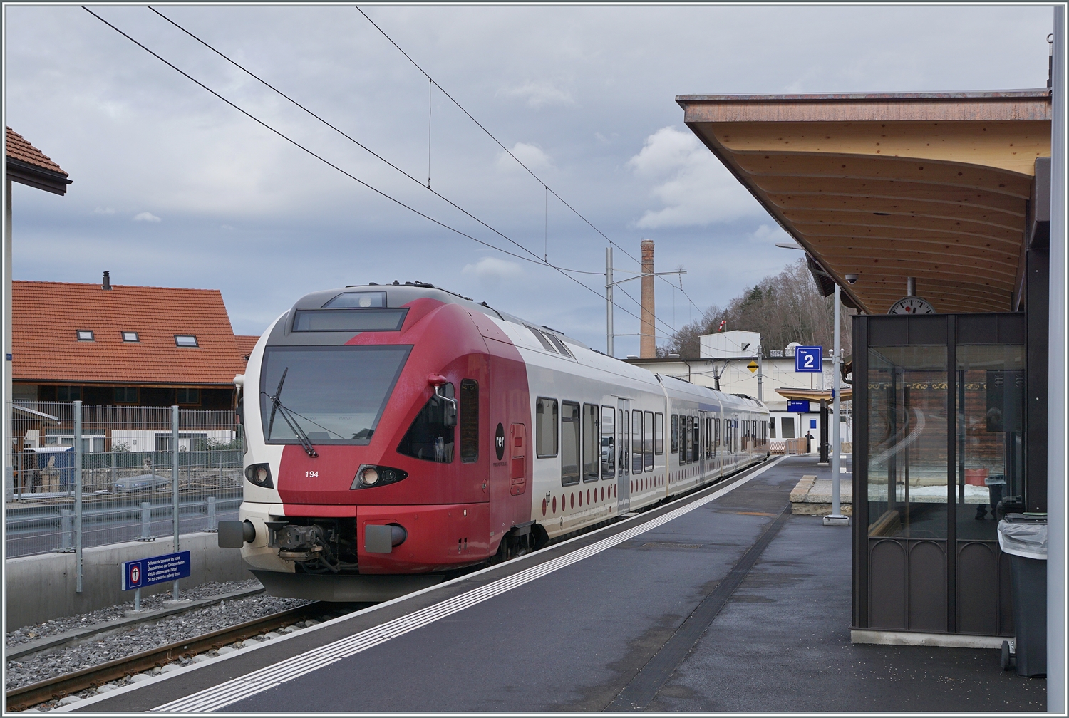 TPF-Züge an praktisch der selben Stelle in Broc Fabrique bzw. Broc Cocolateire: Auf diesem Bild wartet der aus Bern angekommen und abgestellte RABe 527 194 auf seinen nächsten Einsatz als RE nach Düdingen. 

24. Januar 2024