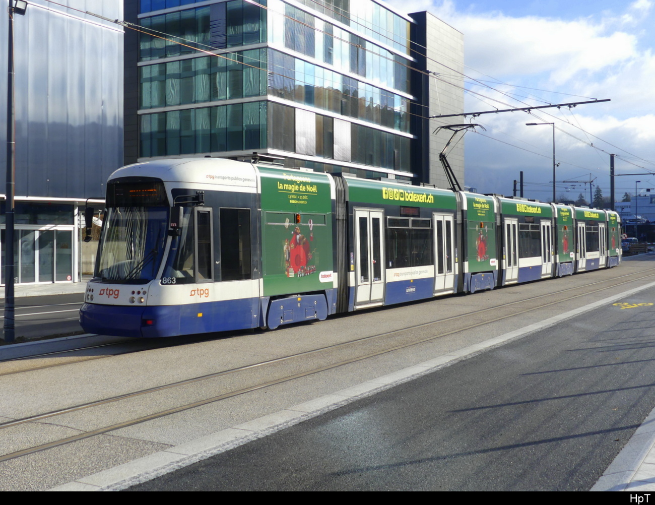 tpg - Be 6/8 863 unterwegs auf der Linie 15 in Genf am 16.12.2023