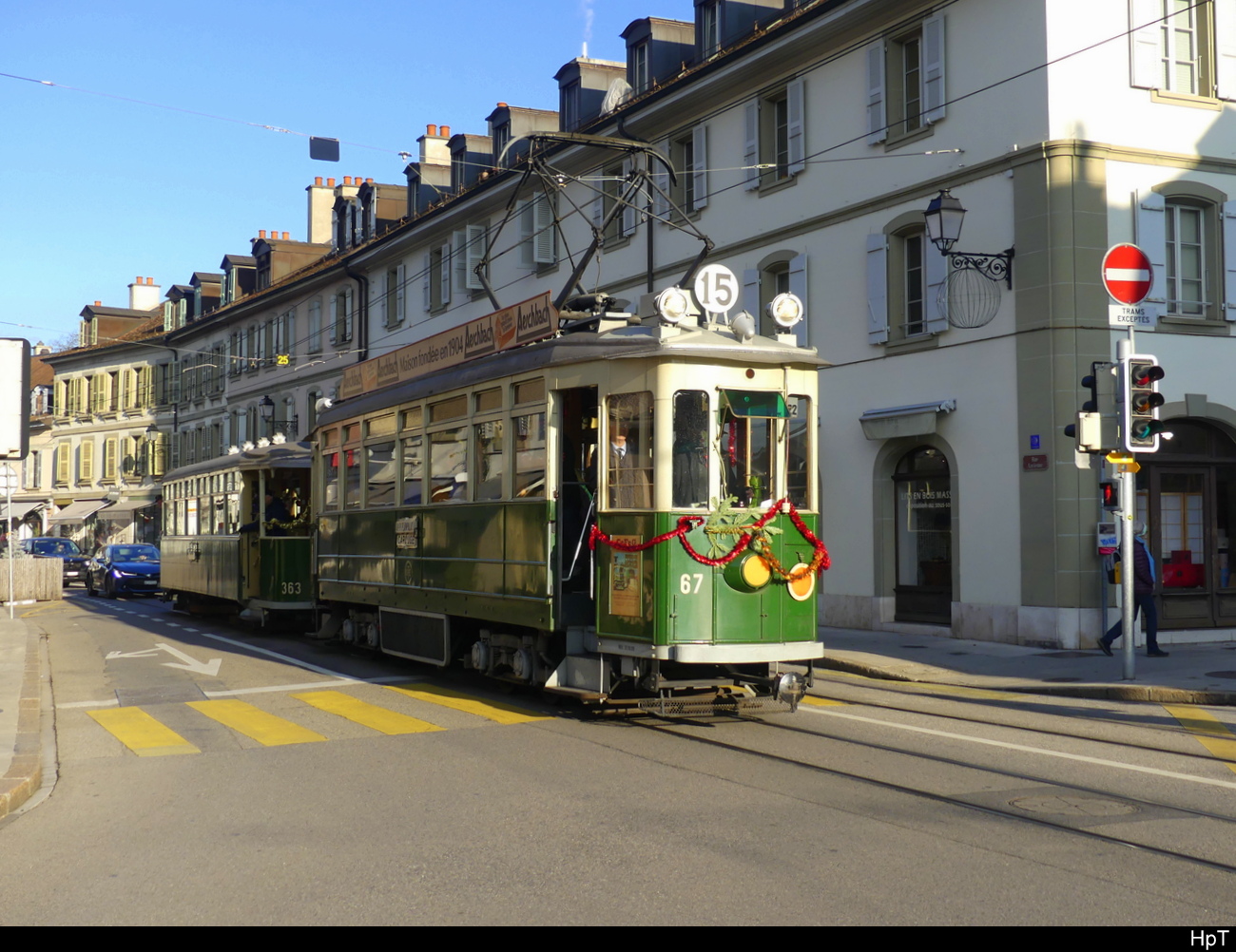 tpg - Oldtimer Tram Be 4/4 67mit Beiwagen unterwegs in Carouge am 16.12.2023