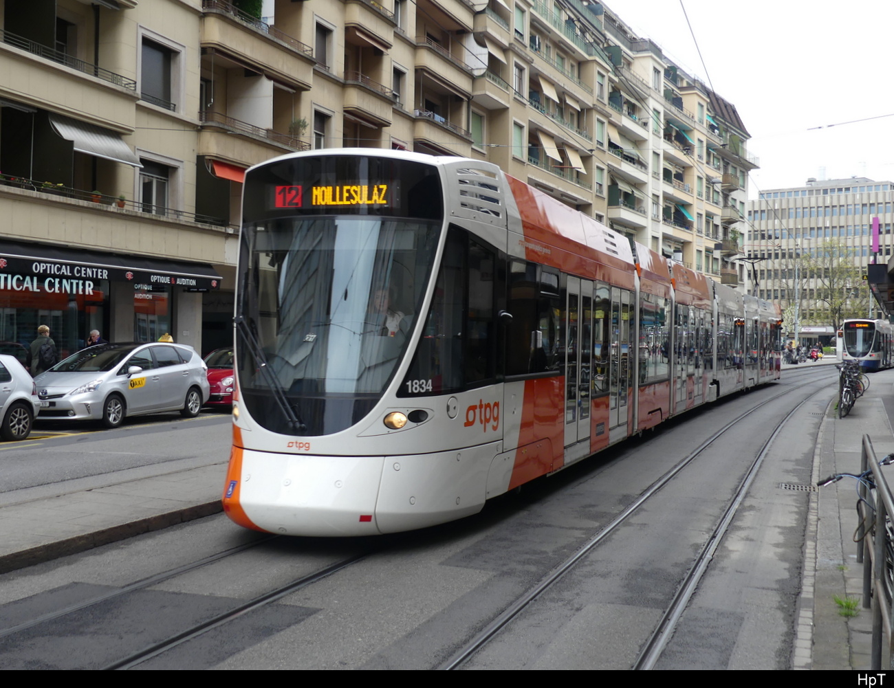 tpg - Tram Be 6/10 1834 unterwegs in der Stadt Genf am 16.04.2023