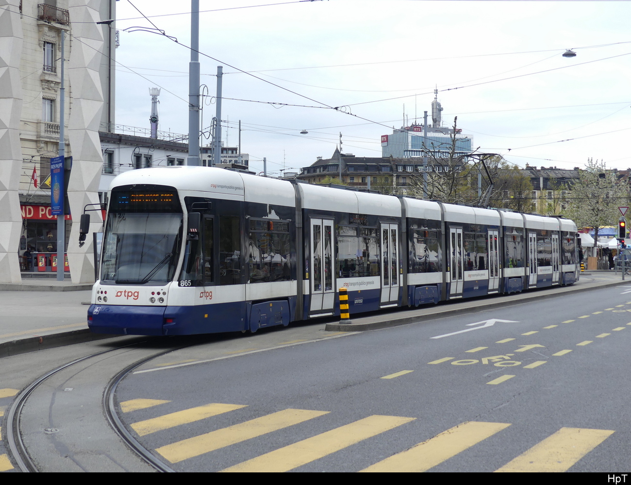 tpg - Tram Be 6/8 865 unterwegs in der Stadt Genf am 16.04.2023