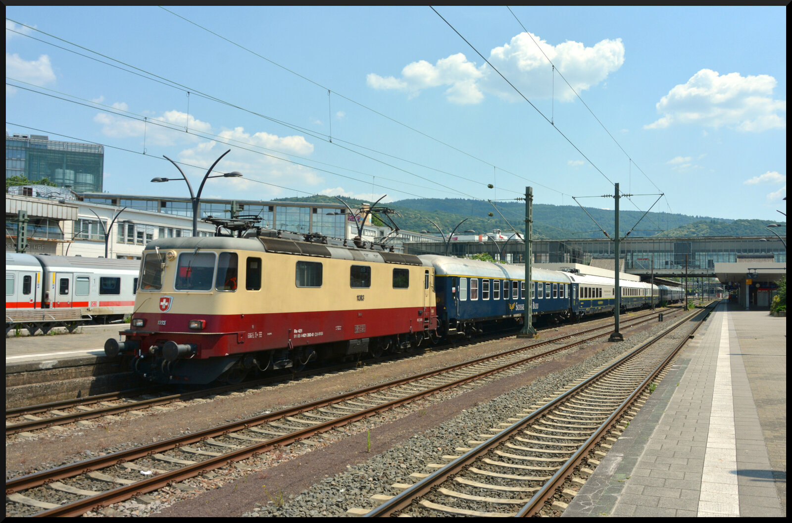 TR Trans Rail – ZRT Bahnreisen auf Deutschland-Tour: Am ersten Tag der Rundreise, 17.06.2023, macht der Sonderzug Station in Heidelberg Hbf. Die Re 4/4 11393 alias 421 393-0 (IRSI) ist außerplanmäßig und knapp 10 Minuten zu früh auf Gleis 5 angekommen. Zur Freude einiger Fotografen stand der Prestige Continental Express mit dem Suisse Train Bleu noch eine ganze Weile am Bahnsteig, bevor der Zug zur Mittagspause in die Abstellung geschoben wurde.