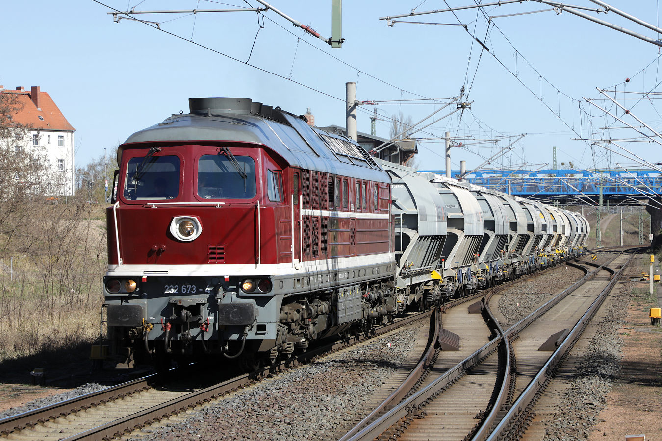 Traktion4Rent 232 673 durchfährt mit ihrem Anhang Roßlau (Elbe), 08.04.2026 (Aufnahme vom Bahnsteigende aus)
