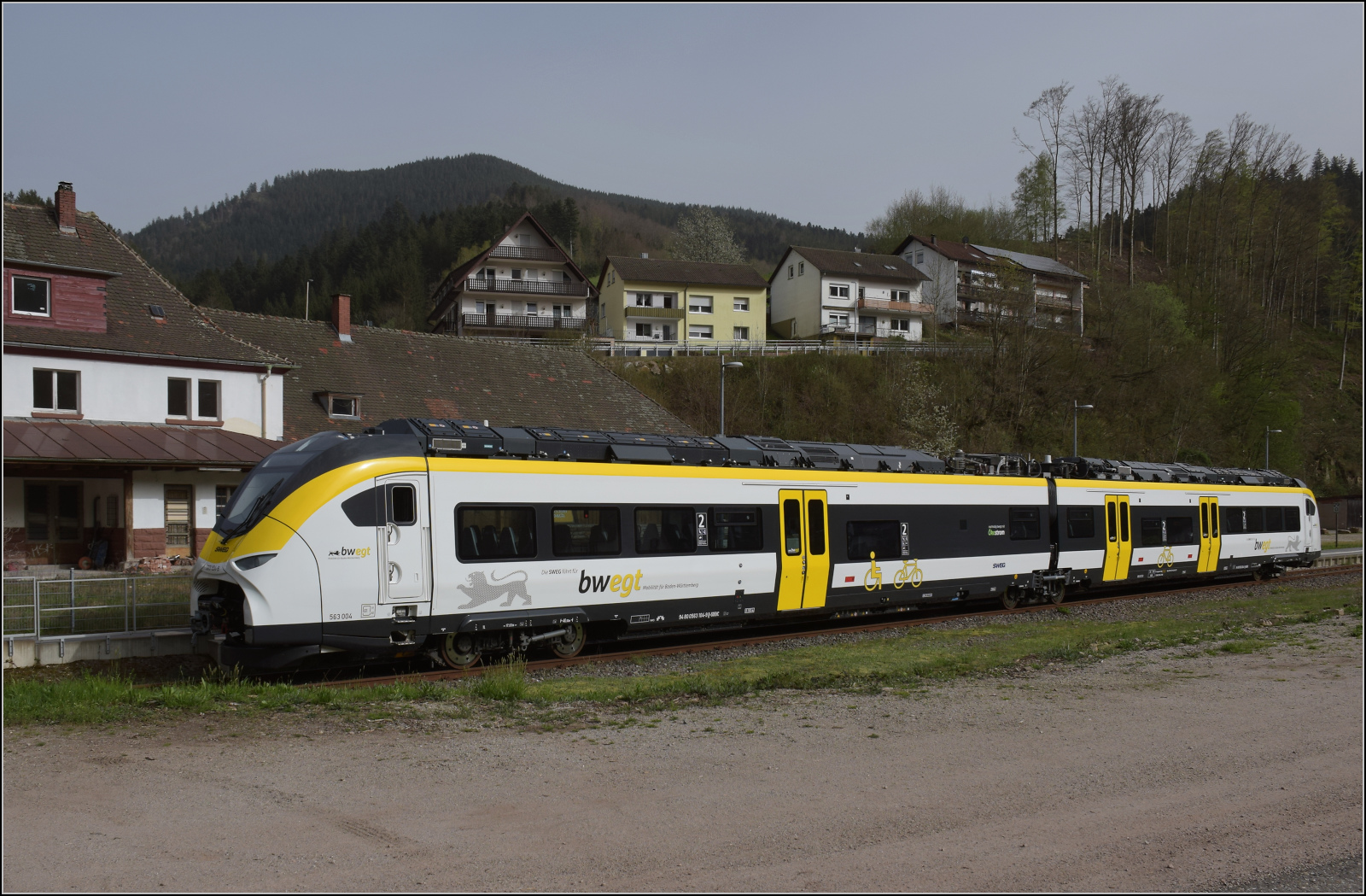 Traktionswandel bei der SWEG, der BEMU ist im Einsatz.

563 004 in Bad Griesbach. April 2024.