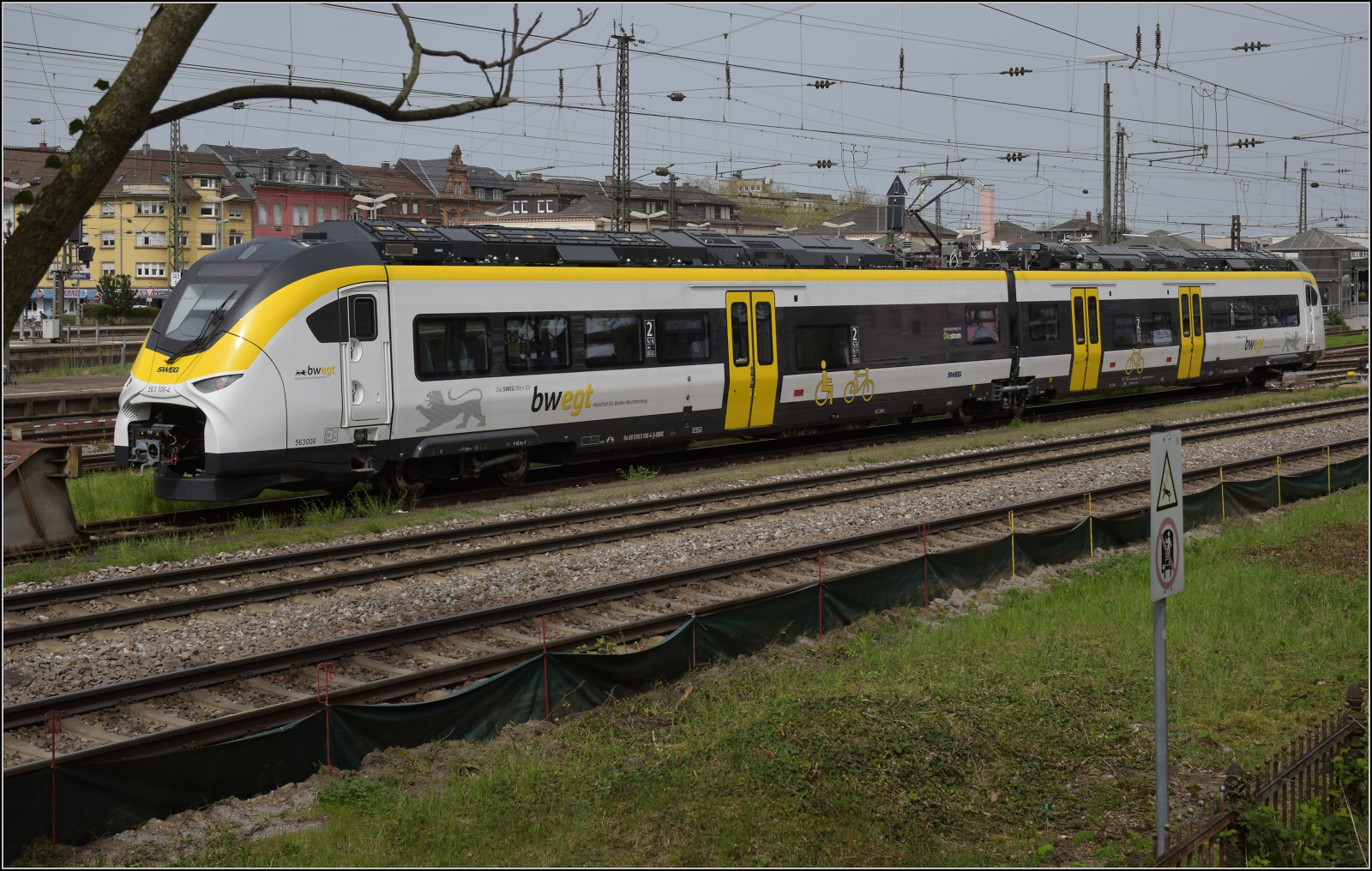 Traktionswandel bei der SWEG, der BEMU ist im Einsatz.

563 006 war in Offenburg abgestellt. Hätte er den ausgefallenen Zug fahren sollen? April 2024.