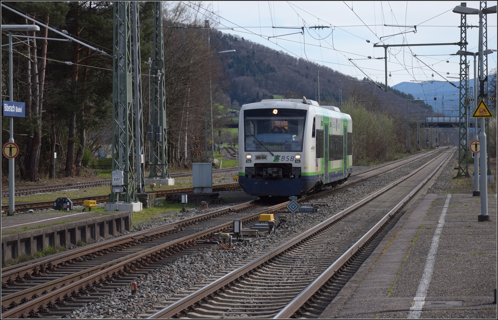 Traktionswandel bei der SWEG. 

Nur als Solofahrer kommt VT 043 alias 650 043 der SWEG von Hausach nach Biberach. März 2024.