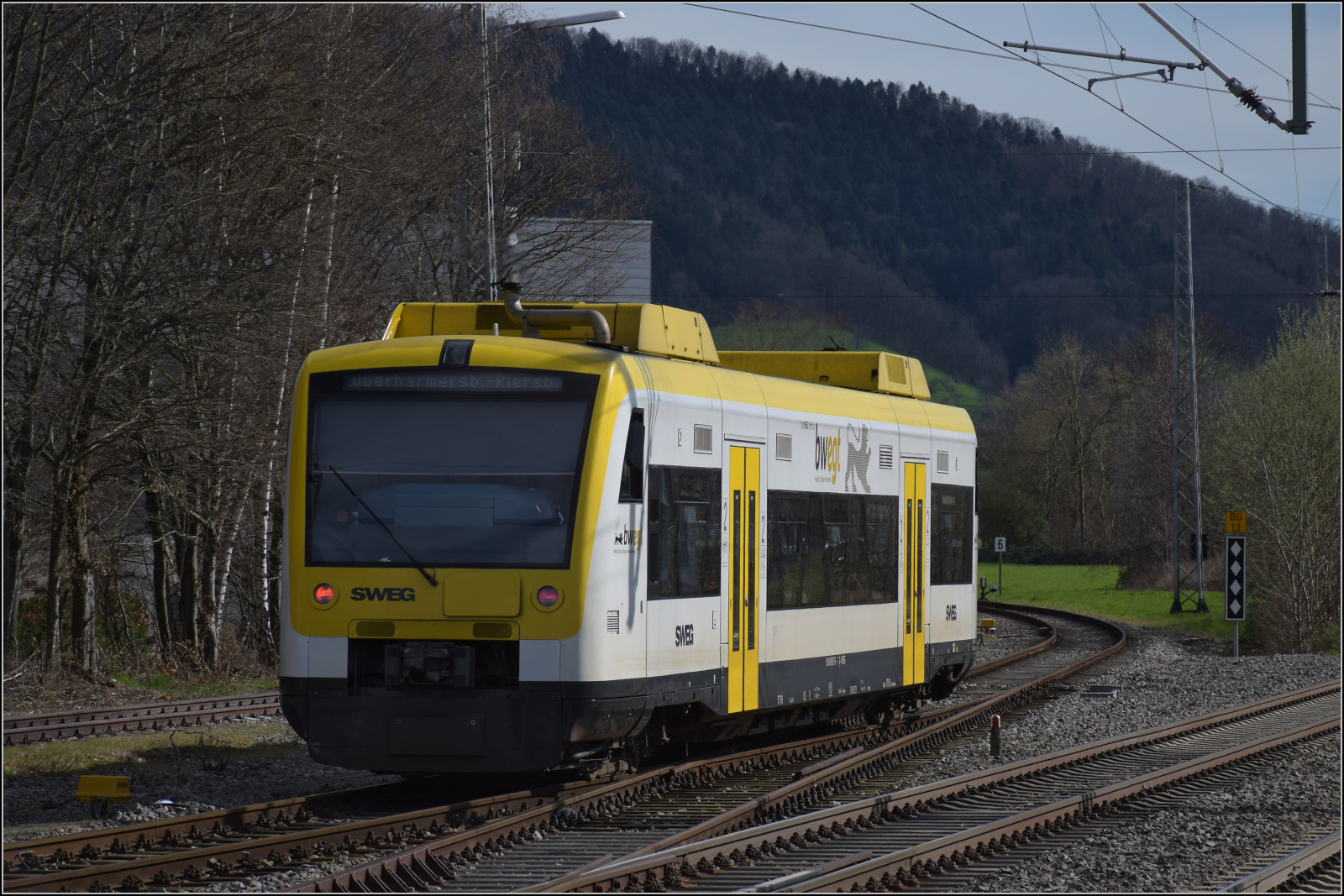 Traktionswandel bei der SWEG.

Ausfahrt von VT 516 alias 650 578 der SWEG aus Biberach nach Oberharmersbach. März 2024.