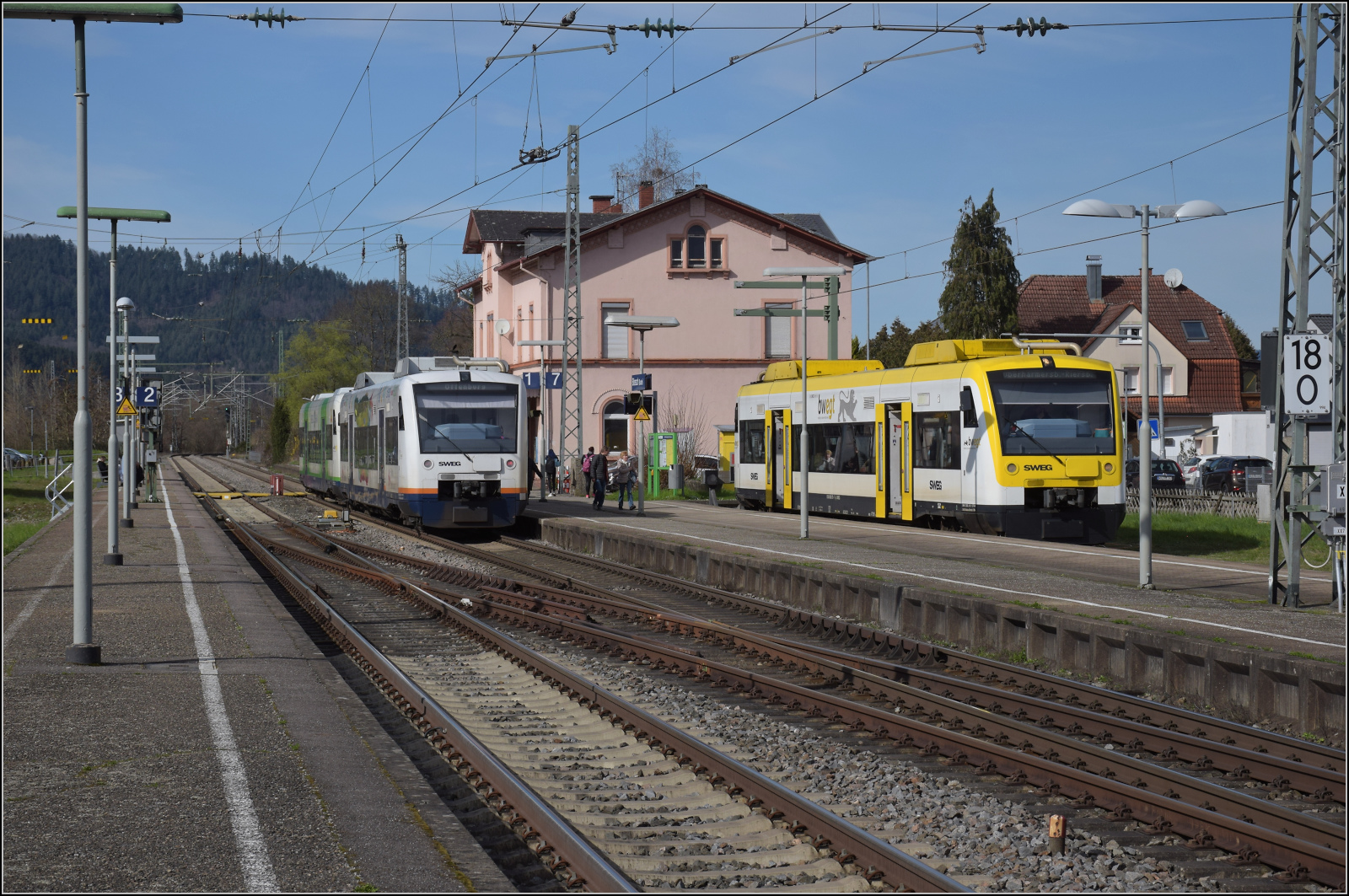 Traktionswandel bei der SWEG.

Einfahrt von VT 019 und VT 515, respektive 650 046 und 650 577 der SWEG. Ersterer im Gewand der Breisgau-S-Bahn, Zweiterer im Gewand der Ortenau-S-Bahn. Jetzt ist die Harmersbachtalbahn frei für den Gegenzug  VT 516 alias 650 578 am eigenen Bahnsteig. Biberach, März 2024.