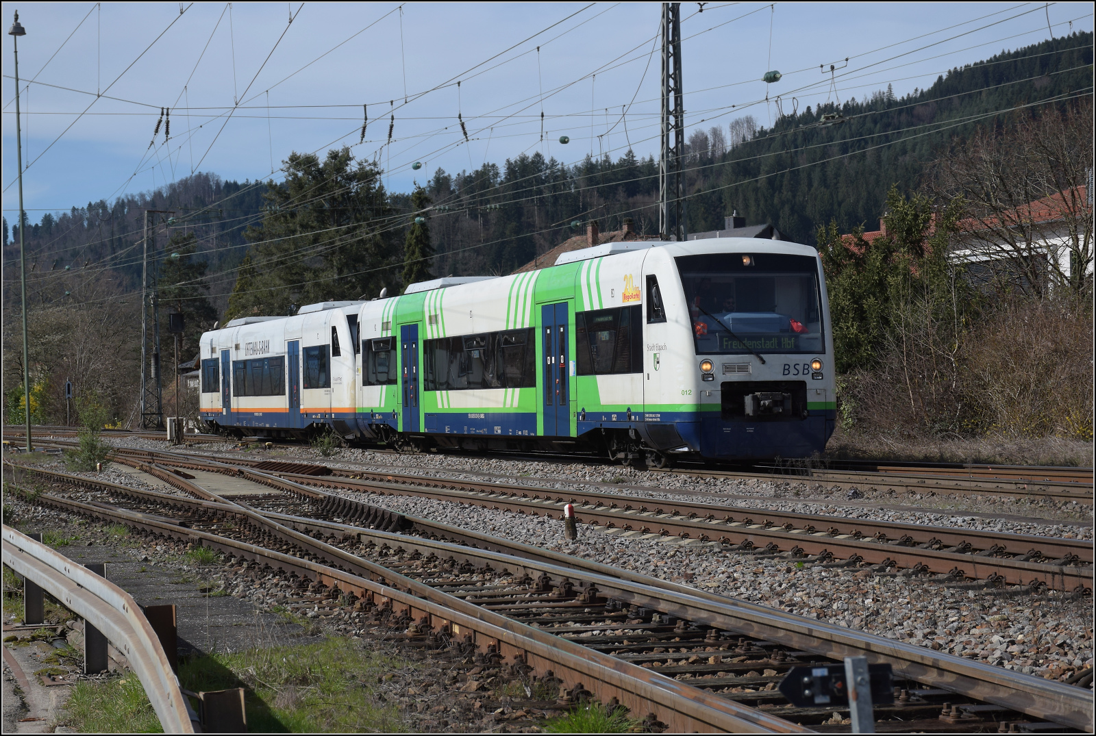 Traktionswandel bei der SWEG.

VT 012 und VT 592 repektive 650 039 und 650 592 bei Einfahrt nach Hausach. März 2024.
