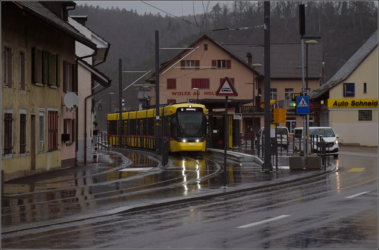 Tramlink Be 6/8 101 in Hölstein. Der Bahnsteig hat ein Gleis verloren und die Kreuzungsstelle aus dem Dorf rausgewandert. Dezember 2022.