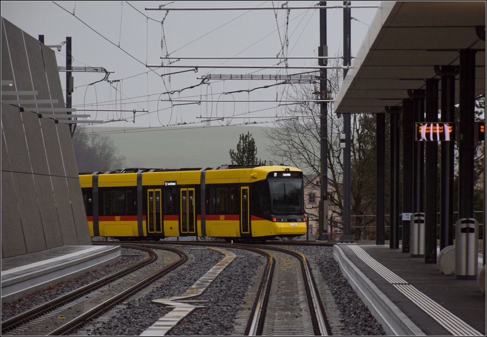Tramlink Be 6/8 104 in Waldenburg. Dezember 2022.
