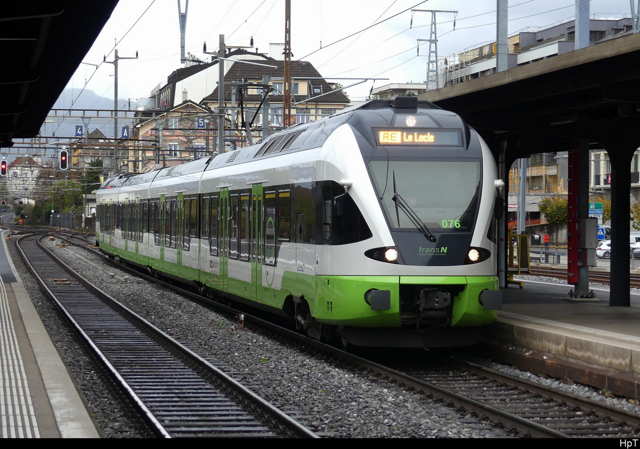 transN - Triebzug RABe 523 076 im Bhf. Neuchâtel am 04.11.2022
