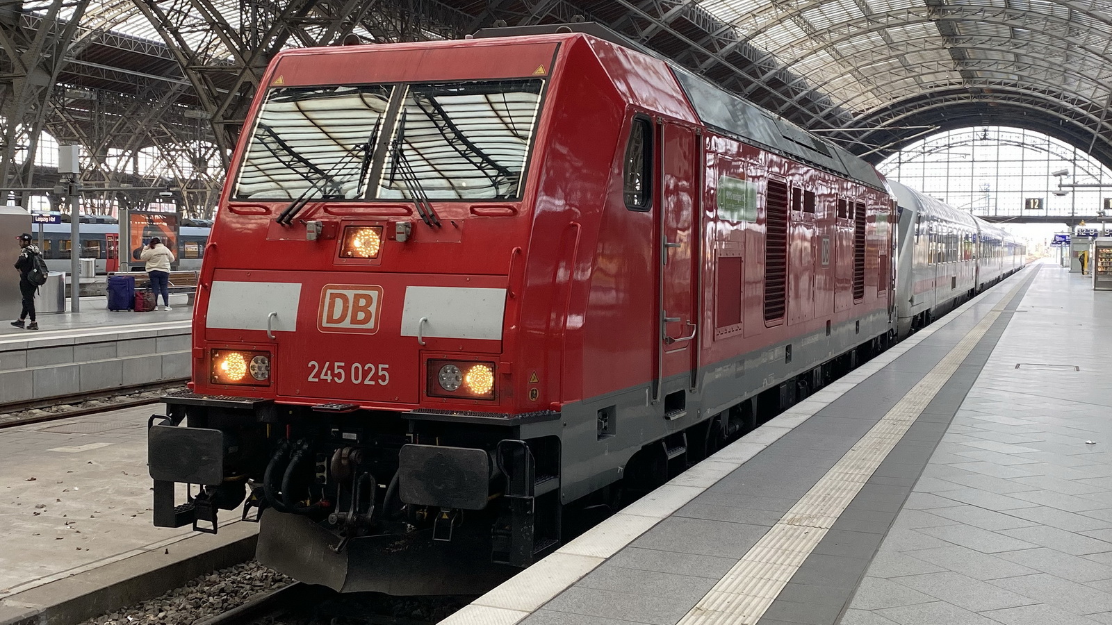 Traxx DE ME 245 025 steht am 08. April 2023 im Hauptbahnhof von Leipzig.