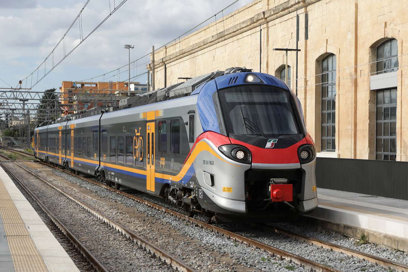 Trenitalia ETR 104 198 (9483 4114 809-6 I-IT) f�hrt als RV 4411 aus Bari in Lecce ein, 16.10.2026