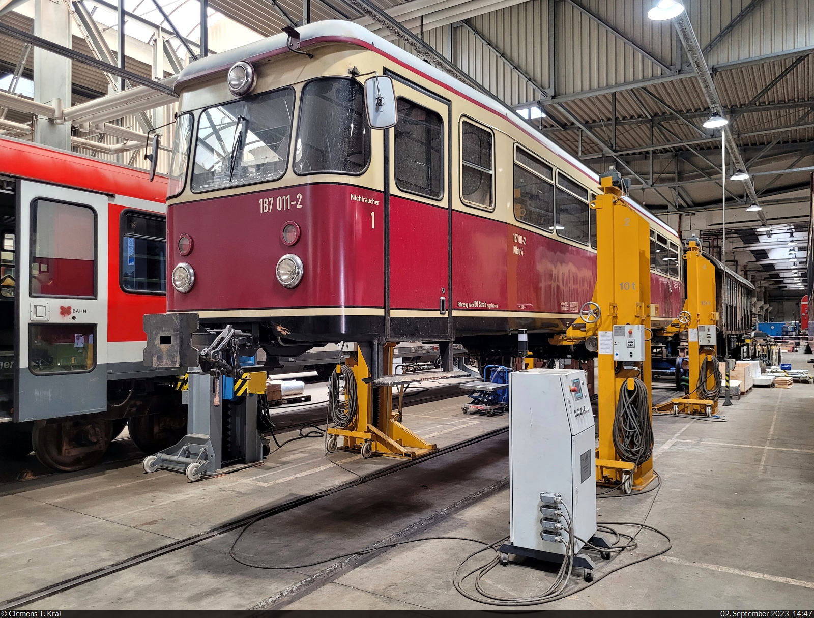Triebwagen 187 011-2 (KBotr 4), gebaut 1955 von Talbot, wurde bei der Verkehrs Industrie Systeme GmbH (VIS) in Halberstadt seiner Räder beraubt.
Dokumentiert im Rahmen eines Tages der offenen Tür.

🧰 Harzer Schmalspurbahnen GmbH (HSB)
🕓 2.9.2023 | 14:47 Uhr