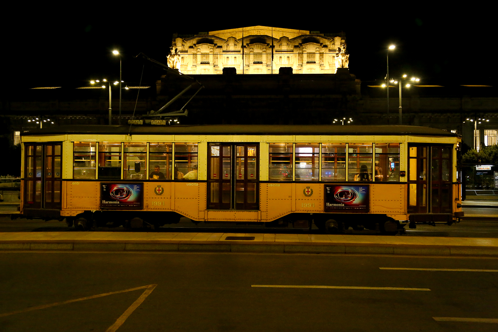 Triebwagen 1994 vor dem Hauptbahnhof Milano Centrale am 1. September 2026.