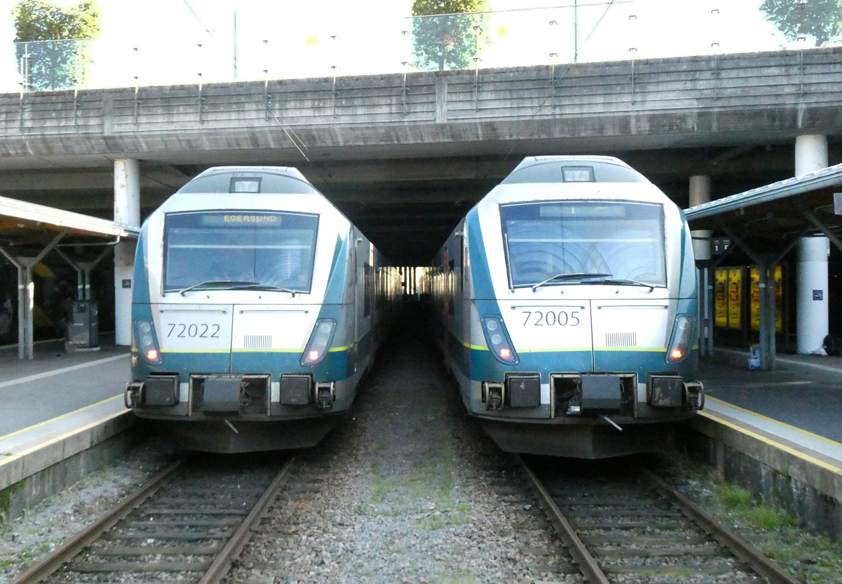 Triebzüge Nr. 72022 und 72005 warten im Bahnhof Stavanger auf die Abfahrt. Stavanger, 6.9.2024