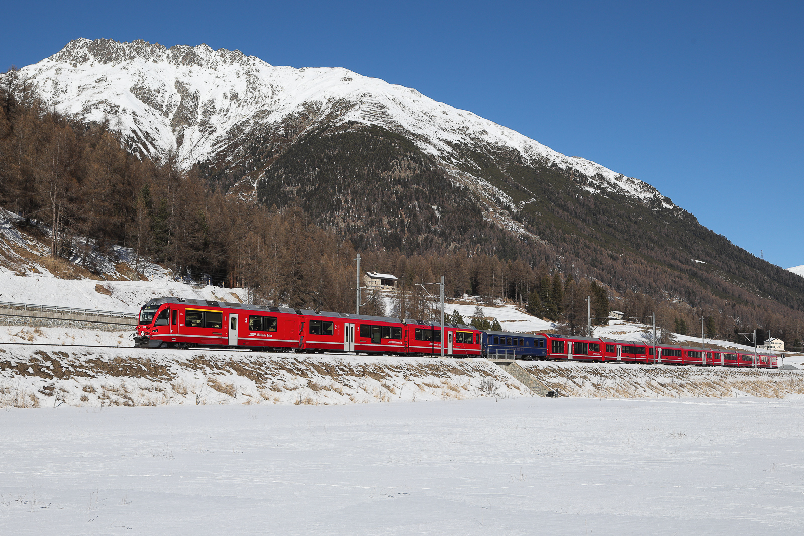 Triebzug 'Allegra' 3512 von Bever nach St. Moritz am 16.01.2025. Der Gourmet Speisewagen darf natürlich nicht fehlen.
