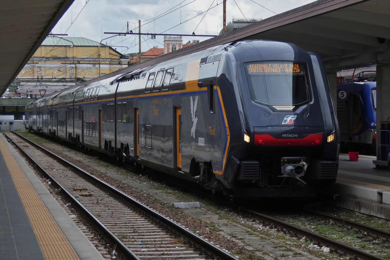 Triebzug der BR. ETR 621, steht im Bahnhof von Triest zur Fahrt bereit nach Venedig. 05.2025