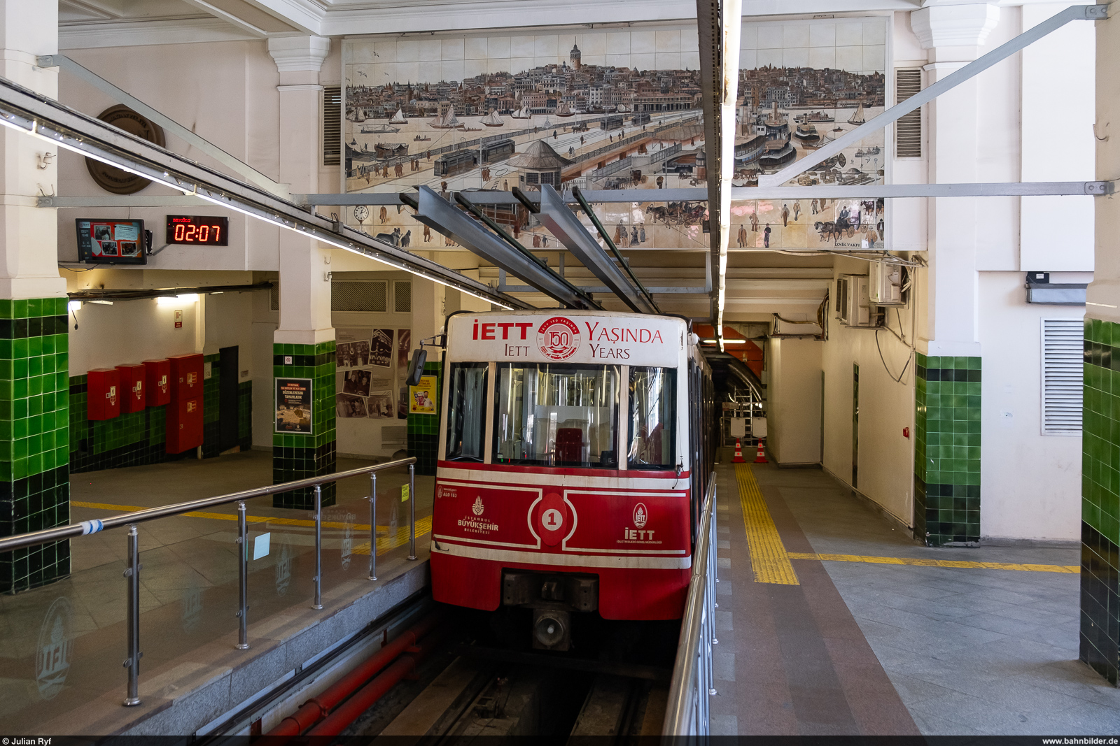 Tünel / Beyoğlu Istanbul, 25. Juli 2023<br>
Die zweitälteste U-Bahn der Welt - die Standseilbahn Tünel in Istanbul.