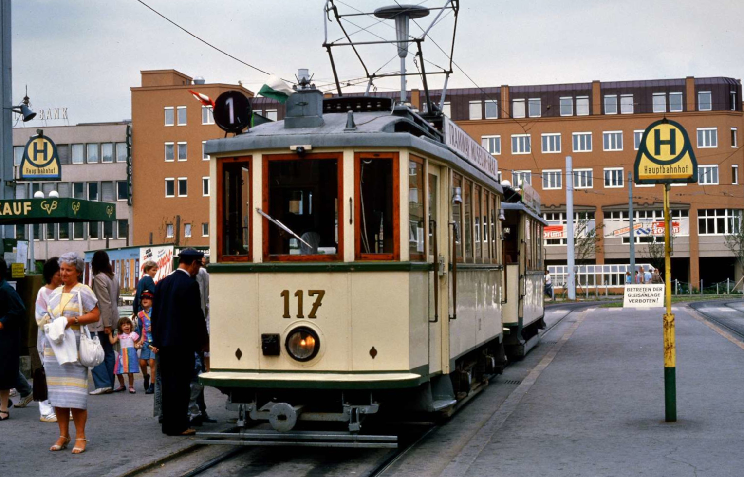 TW 117 und BW 191 der Grazer Straßenbahn bei der Haltestelle Hauptbahnhof, 15.07.1986