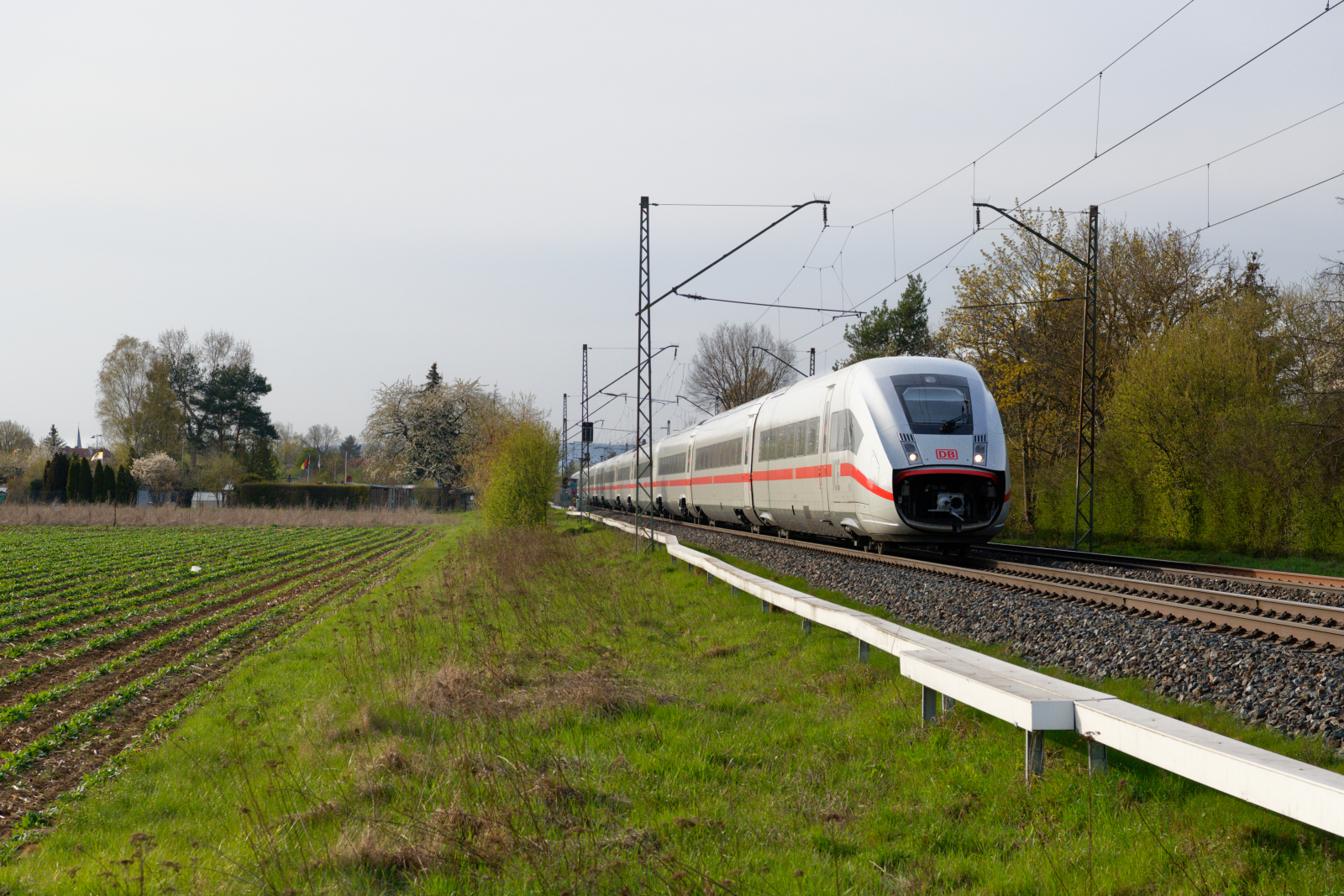 Tz 9015 als ICE 709 (Hamburg-Altona - München Hbf) bei Bamberg, 24.04.2021