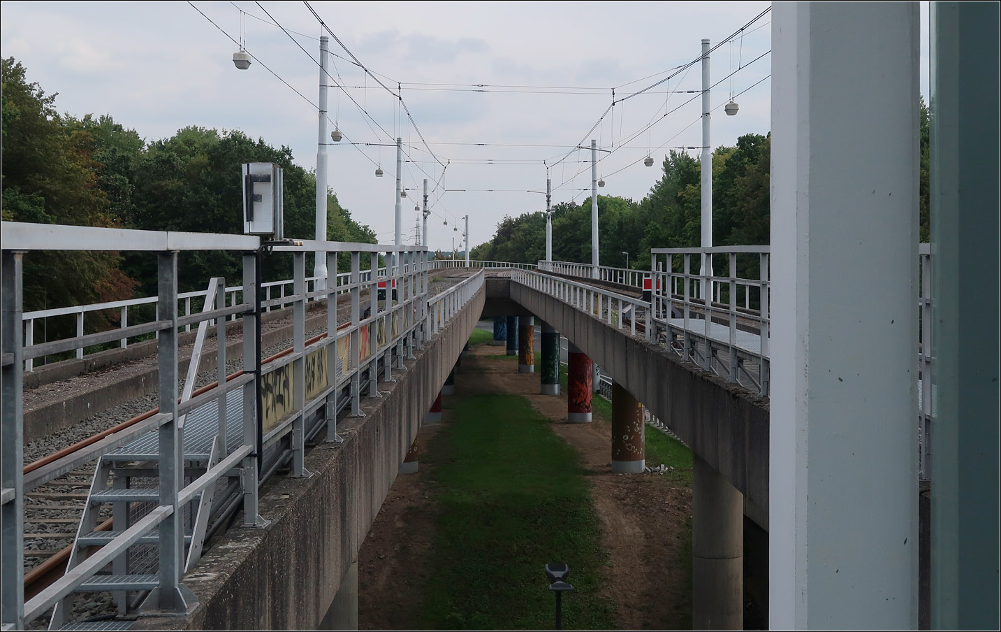 U35-Süd in Bochum - 

Für die Weiterführung der U35 über Heven nach Witten entstand im Anschluss an die Haltestelle Hustadt diese Brückenbauwerk, das die Stadtbahnstrecke über die südlichen Fahrspuren der Universitätsstraße hinweg geführt hätte. 
Aktueller sind Planungen für ein Verlängerung im Bogen um das Technologiequartier herum nach Südwest zur Hochschule Bochum. Auch die Möglichkeit der Weiterführung der U35 entlang der Universitätsstraße bis zur Straßenbahnstrecke der Linien 302, 305 und 310 im Bereich der Haltestelle Unterstraße wurde schon untersucht.

22.08.2023 (M)
