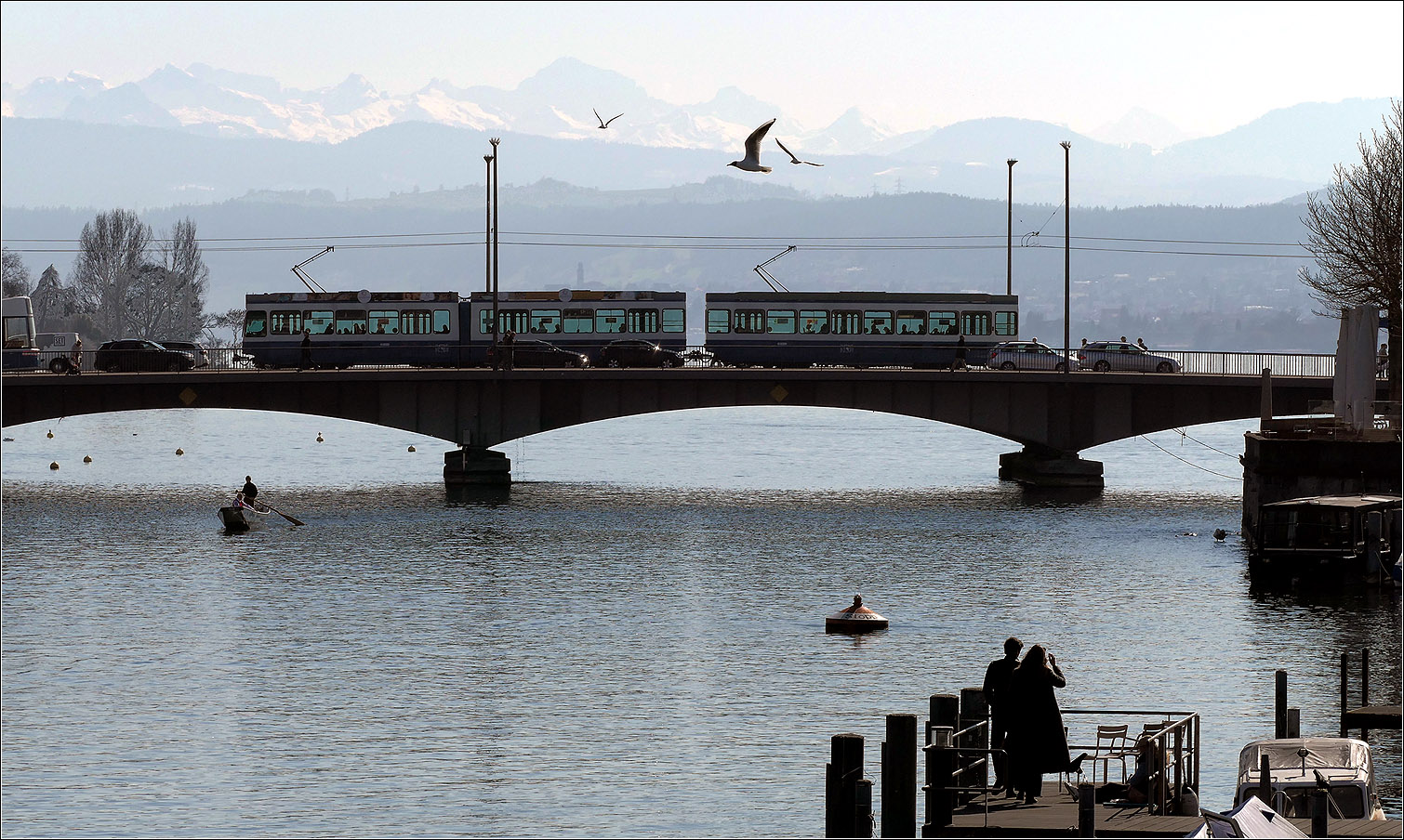 Über die Limmat - 

Ein Tram 2000 auf der Quaibrücke.

06.03.2025 (M)