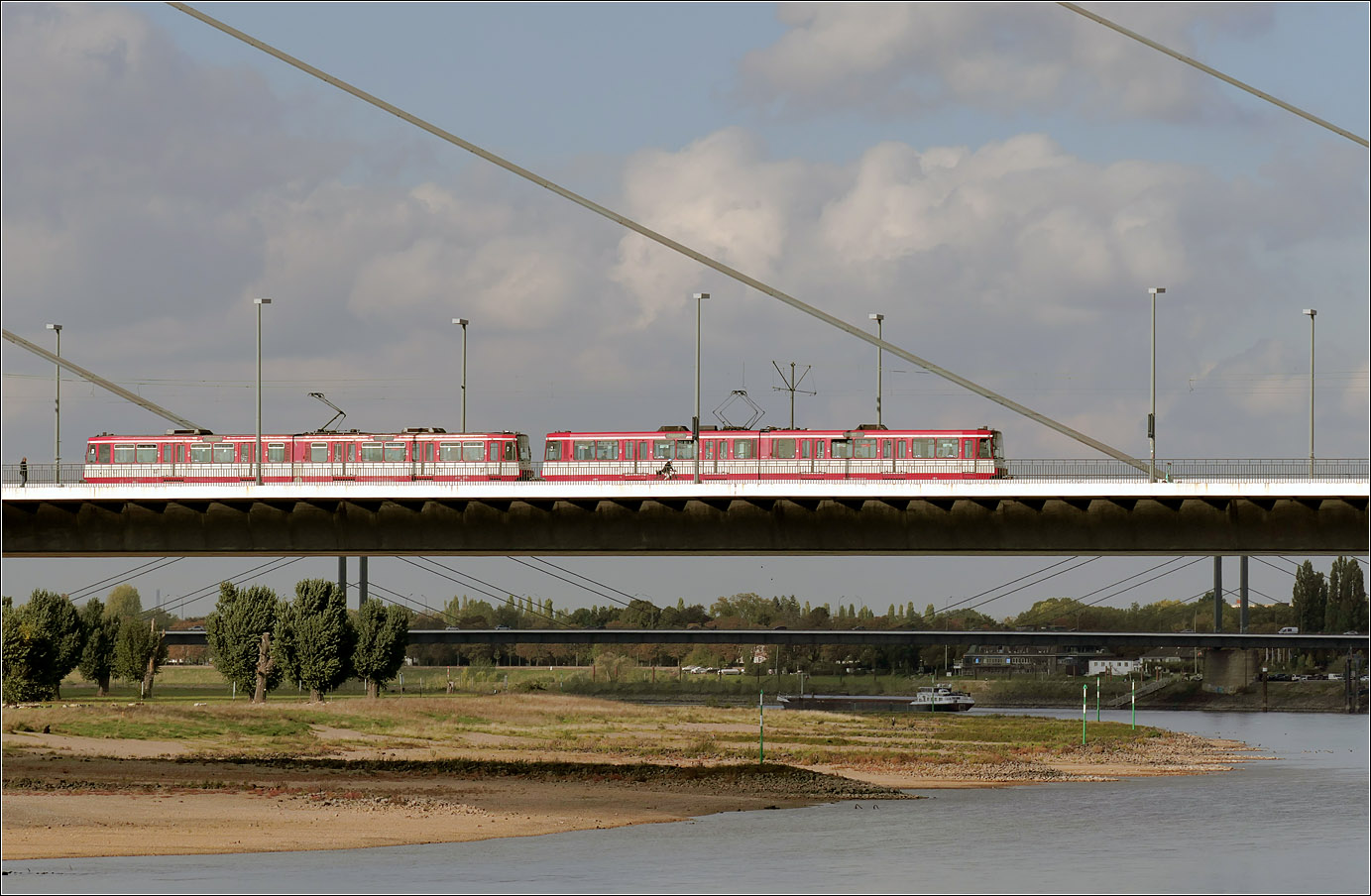 �ber die Oberkasseler Br�cke - 

... in D�sseldorf ist hier eine Doppeltraktion aus B-Wagen unterwegs. Auf dem Rhein ist sogar ein Frachtkahn unterwegs, was man derzeit aufgrund des Niedrigwasser kaum sieht.

12.10.2026 (M)