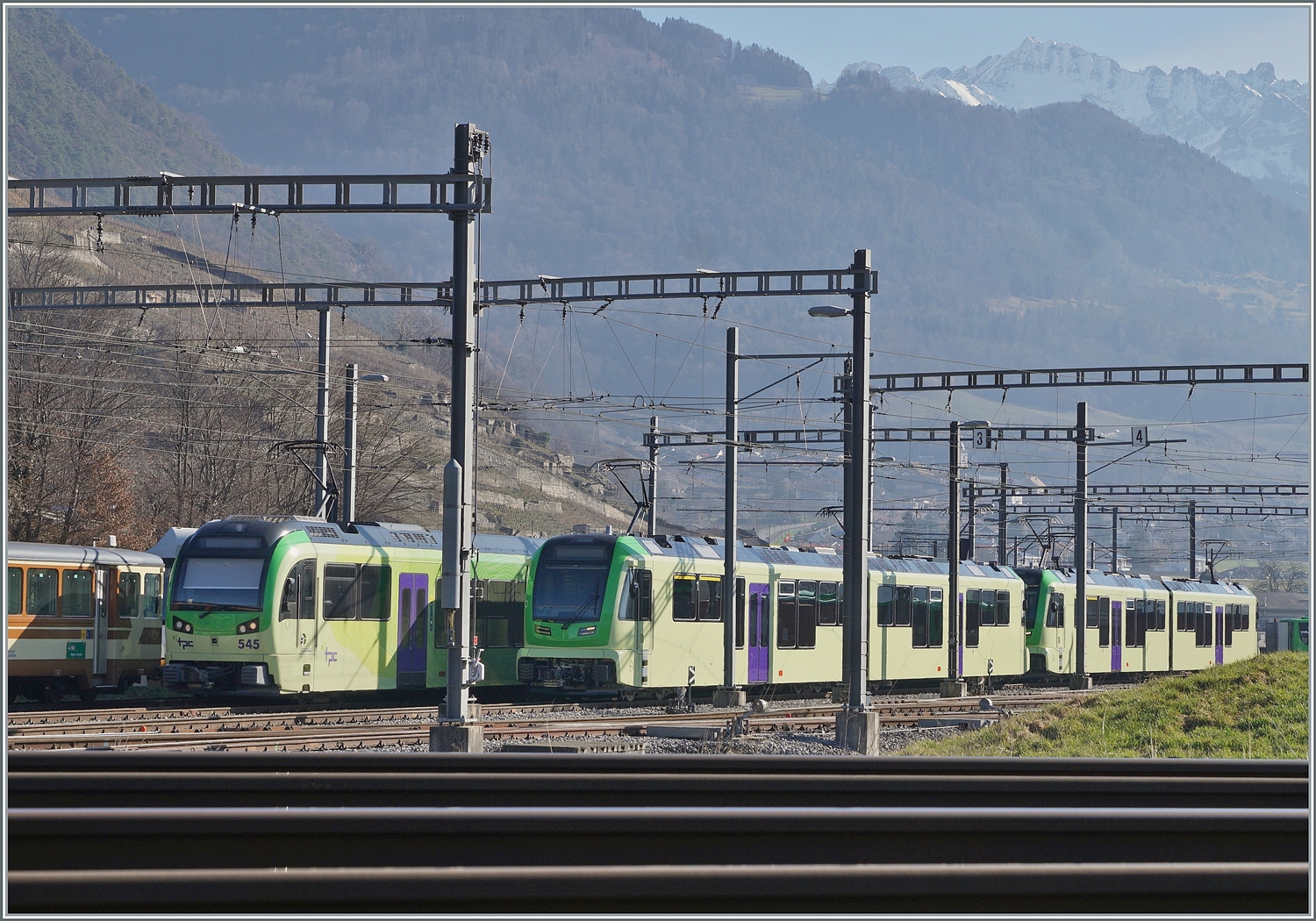 Über die SBB Gleise ein Blick ins TPC Dépôt En Châlex bei Aigle mit den neuen ABe 4/8 und dem Beh 2/6 als Vergleich. Auffallend die  vereinfachte  TPC Lackierung der neuen Züge. 

4. Februar 2024