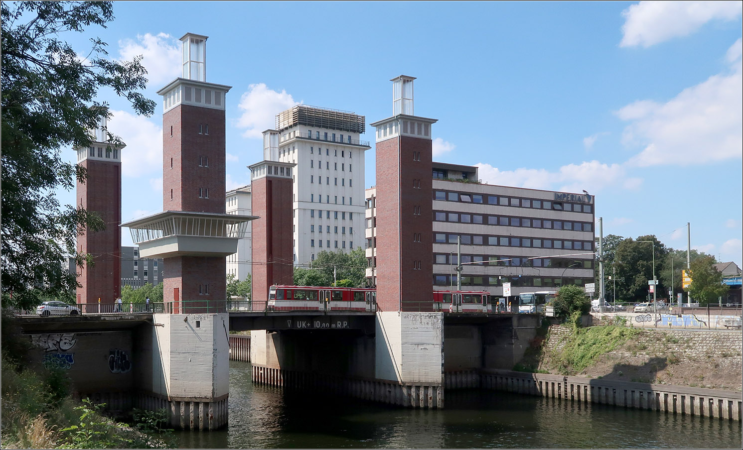 Über die Schwanentorbrücke in Duisburg - 

... ist eine Straßenbahn der Linie 901 unterwegs.

23.08.2023 (M)