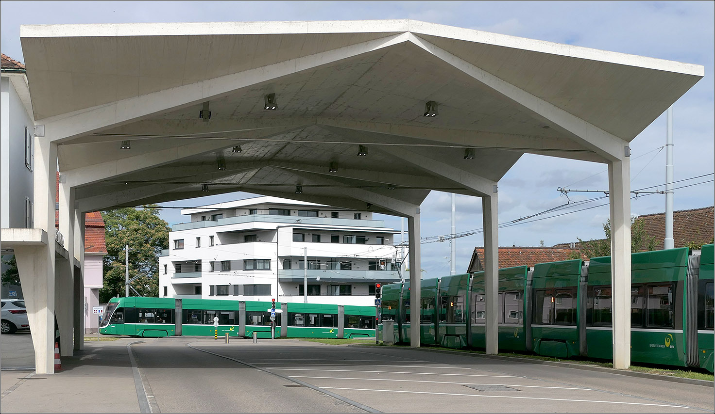 Übergang nach Frankreich - 

An der Haltestelle Burgfelderhof befindet sich der Grenzübergang nach Frankreich. In die Haltestelle ist eine Wendeschleife integriert, da nicht alle Bahnen bis nach Saint-Louis weiterfahren. Im Hintergrund sieht man eine Flexity von Frankreich kommend, während auf der rechten Seite ein hier wendendes Tram noch am Ausstiegsbahnsteig steht. 

Die Zollanlage wurde mit dem Bau der Straßenbahn ebenfalls neu errichtet.

17.09.2025 (M)