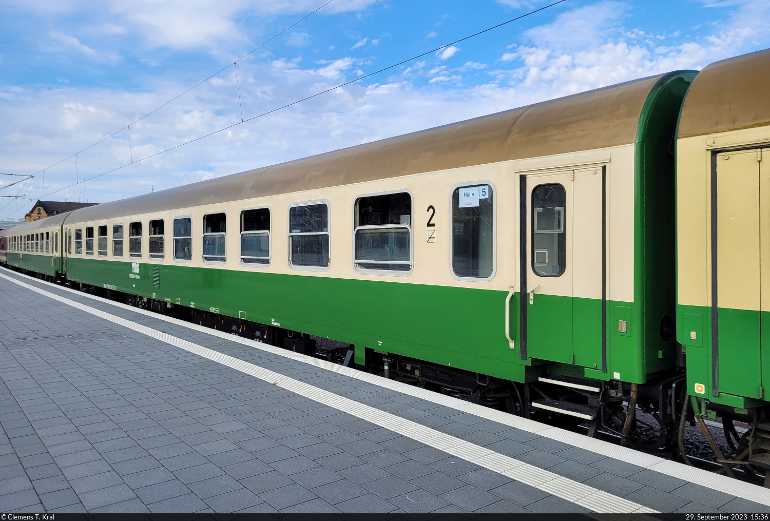 UIC-Z-Wagen (DR) mit der Bezeichnung  Bom<sup>24</sup>  (56 80 21-80 082-2 D-TRG), eingereiht in einem Partyzug mit 111 121-0, der den Endbahnhof Halle(Saale)Hbf auf Gleis 7 verlässt und in die Abstellung nach Halle-Nietleben geht.

🧰 TRIANGULA Logistik GmbH (TRG) für Müller-Touristik GmbH & Co. KG
🚝 MSM 1490 Köln Hbf–Halle(Saale)Hbf [+15]
🕓 29.9.2023 | 15:36 Uhr