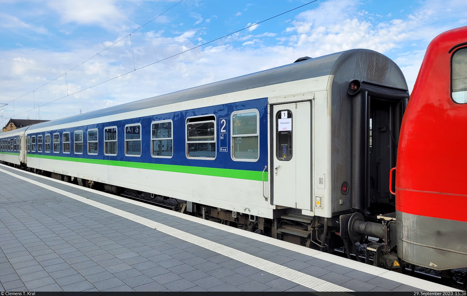 UIC-Z-Wagen (DR) mit der Bezeichnung  Bomz <sup>236.3</sup>  (51 80 21-90 501-4 D-TRAIN), eingereiht hinter der Zuglok 111 121-0 in einem Partyzug, der den Endbahnhof Halle(Saale)Hbf auf Gleis 7 verlässt und in die Abstellung nach Halle-Nietleben geht.

🧰 TRI Train Rental GmbH für Müller-Touristik GmbH & Co. KG
🚝 MSM 1490 Köln Hbf–Halle(Saale)Hbf [+15]
🕓 29.9.2023 | 15:36 Uhr