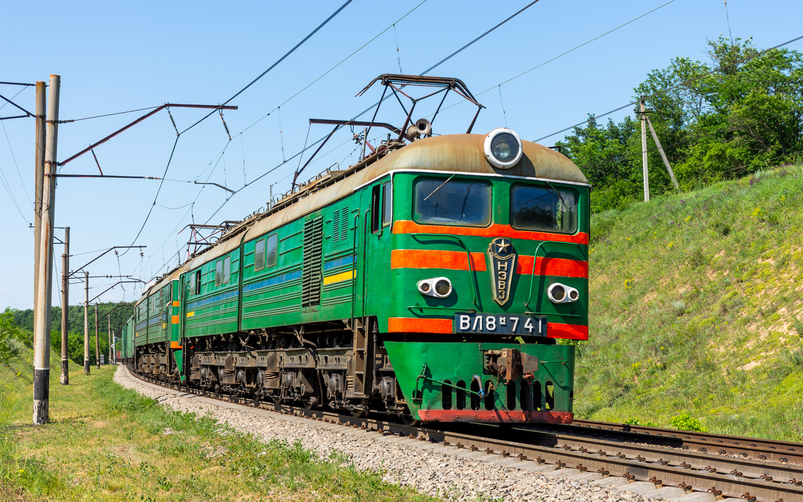 Ukraine, Dnipro → Abschnitt Igren – Ilarionovo. Eine VL8M-741 zieht zusammen mit der Doppeltraktion VL8M-1208 einen G�terzug nach Sinelnikowo. 01.06.2024.