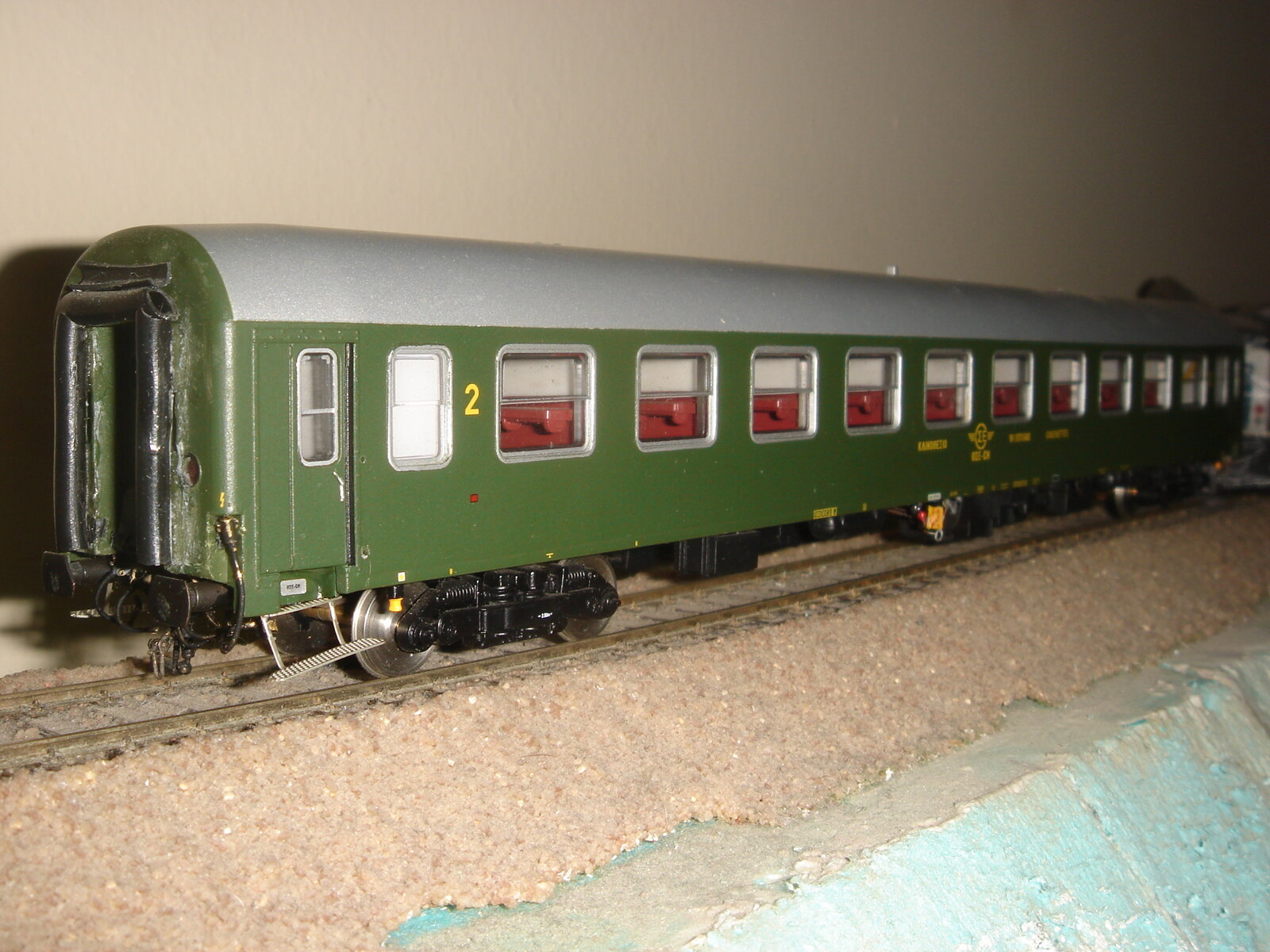 Umgebaute Liegewagen, der Gattung Bcm A.C.M.E. HO Art.Nr.90040 (Das Vorbild ist von GOSA in ex-Yugoslavien hergestellt worden) der Griecchische Staatsbahn (OSE) an meinem selbstegebautem PROTO: 87 - Modul, 18.10.2022. Der Wagen hat neue P87 - Radsätze, Federpuffer, Schraubenkupplungen, Bremssläuche und Elektroheizungen, elektrische Schläuche, SELBSTEGEBAUTE Lösezügenhalter, Tritte, ESU-Innenbeleuchtung.