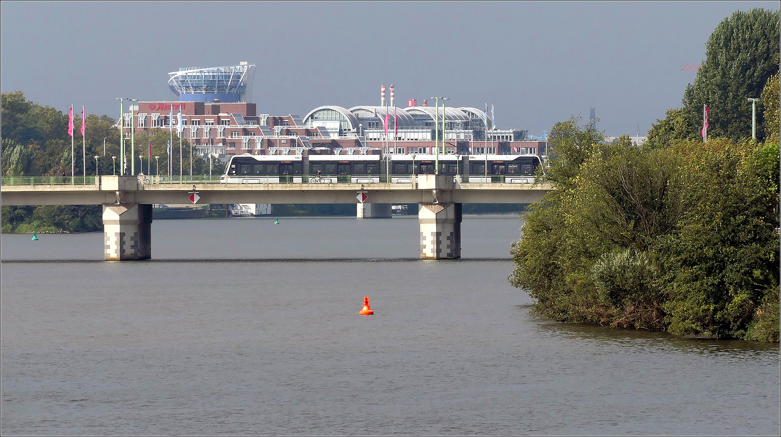 Unauffällig - 

... fügt sich die Skoada Tram auf der Heidelberger Theodor-Heuss-Brücke vor den modernen Gebäuden im Hintergrund in das Umfeld ein.

17.09.2024 (M)
