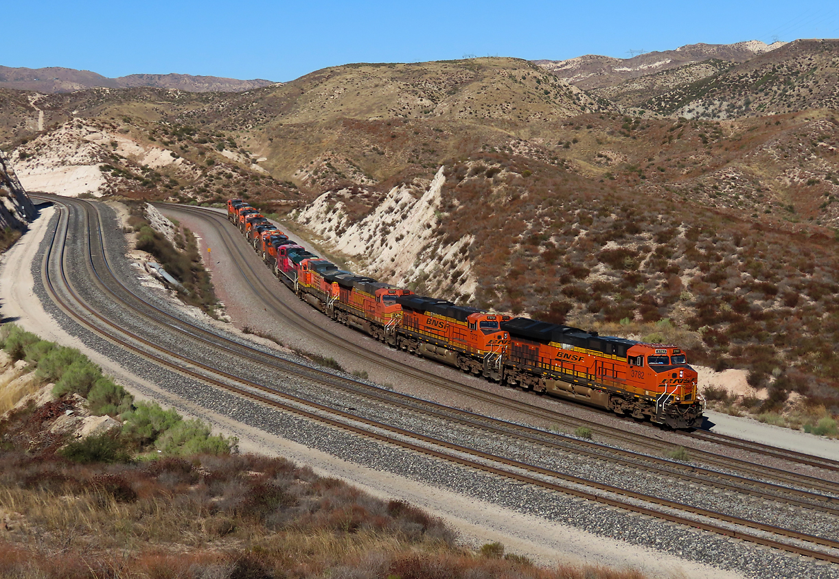 Und als spezielles Highlight tauchte plötzlich ein Lokzug mit 11 Loks auf! Cajon Pass, CA, 22.9.2022