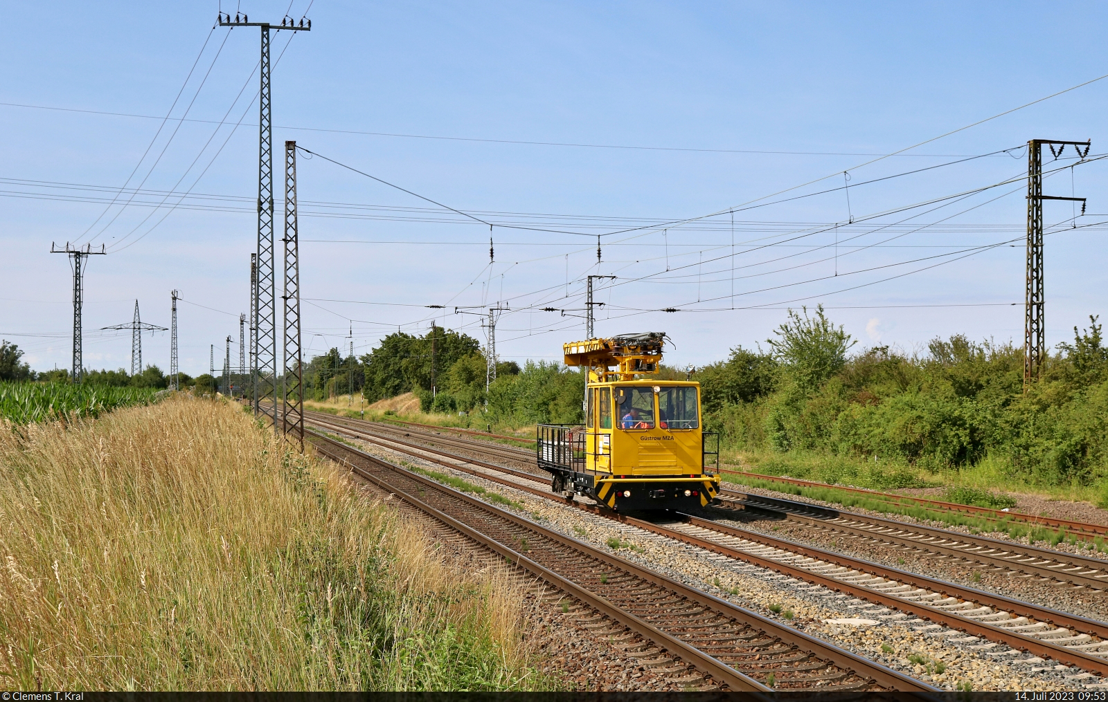 Und da ist es wieder, das Mehrzweck-Gleisarbeitsfahrzeug  Güstrow MZA  (99 80 9636 006-5 D-SRFL). Nach knapp zwei Stunden konnte es in Großkorbetha noch einmal aus der Gegenrichtung aufgenommen werden.

🧰 STRABAG Rail Fahrleitungen GmbH (STRABAG SE)
🕓 14.7.2023 | 9:53 Uhr