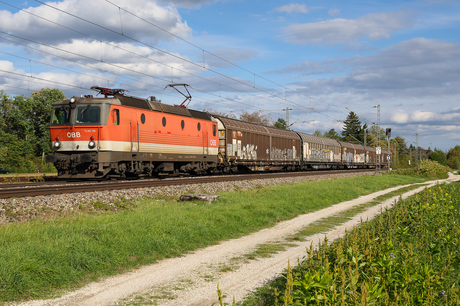 Und gleich die n�chste �berraschung am 18.9.26 bei Eglharting. Angeblich eine Fehlplanung und dann hat mann es aber doch so gelassen. Leistung von Graz nach N�rnberg so h�rte ich. 1144 110 der �BB mit einem kurzen Schiebewand Wagen Verbund. 