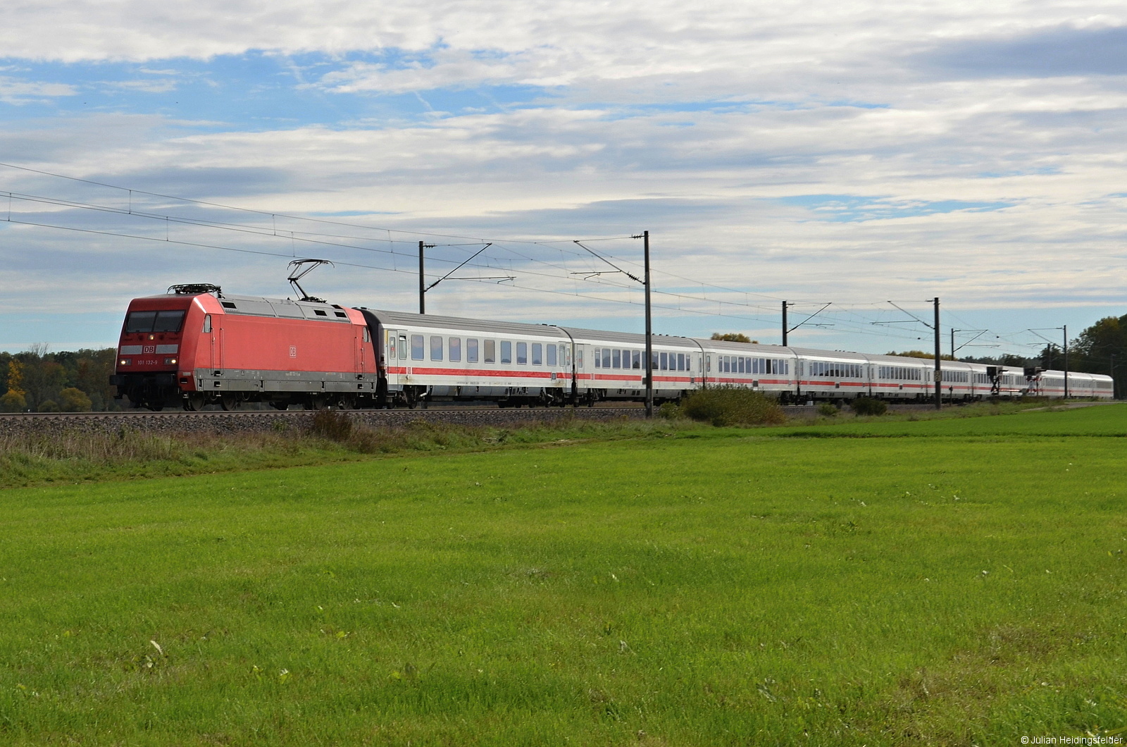 Und hier der Gegenzug IC 2082 von Berchtesgaden Hbf nach Hamburg Hbf. DB Fernverkehr 101 132-9 zieht den Zug dem nächsten Halt in Ansbach entgegen. 16.10.2022